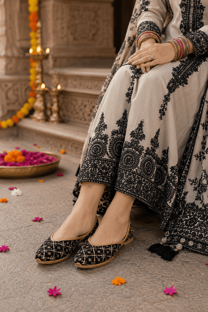 Stunning Gold & Black Jutti - Indian Dress House 786